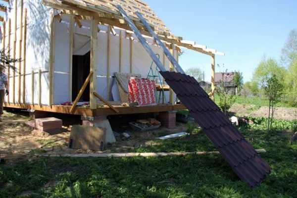 Важно не повреждать кровельный материал при его поднятии на крышу Важно не повреждать кровельный материал при его поднятии на крышу