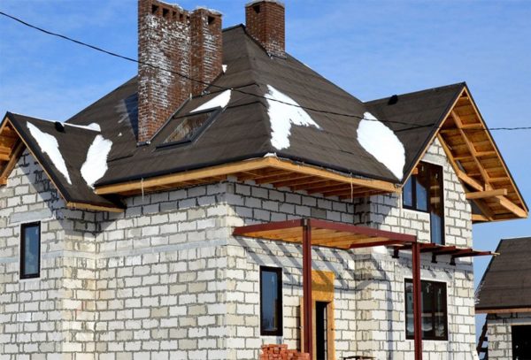 Пеноблоки считаются оптимальным кладочным материалом для строительства энергоэкономных домов