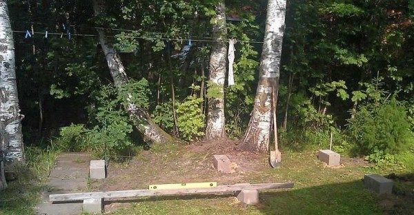 Выставляют по уровню блоки