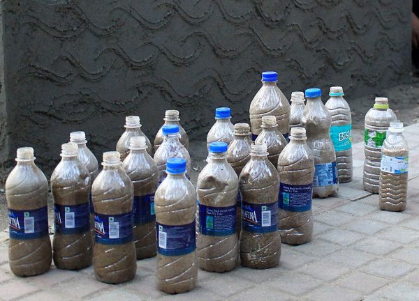 Пластиковые бутылки с песком