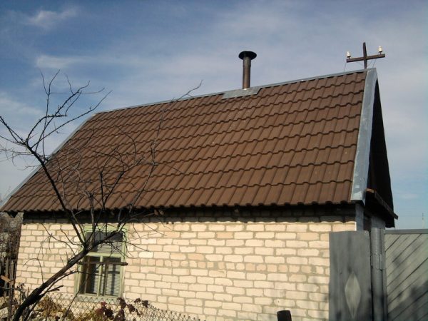 Двускатная крыша с покрытием из полимерной черепицы