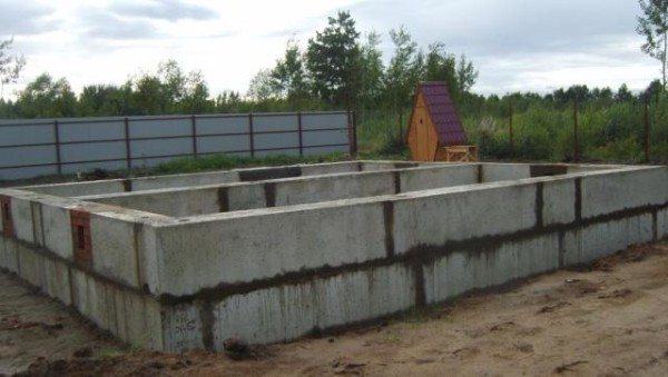 Бетонные блоки - это то, из чего сделать цоколь можно быстрее. Бетонные блоки - это то, из чего сделать цоколь можно быстрее.