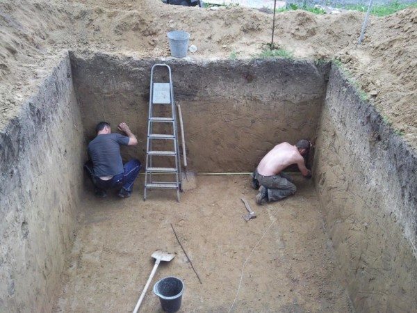 Для погреба требуется глубокий котлован, выкопать который в готовом доме очень сложно