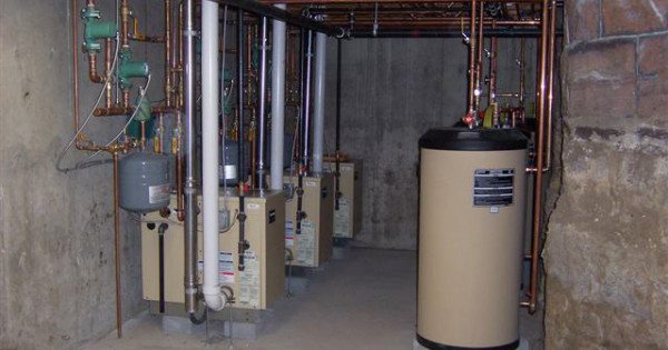 Газовая котельная может быть установлена в подвале или цокольном этаже жилого частного дома. Газовая котельная может быть установлена в подвале или цокольном этаже жилого частного дома.