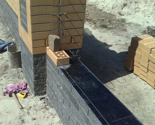 Конструкцию с двух сторон изолируют рубероидом. Конструкцию с двух сторон изолируют рубероидом.