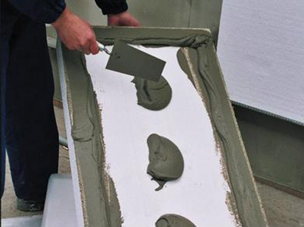 Крепим листы пенопласта на клей и дюбеля. Крепим листы пенопласта на клей и дюбеля.