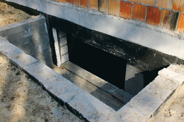 Любительское фото готового приямка без защитных конструкций Любительское фото готового приямка без защитных конструкций