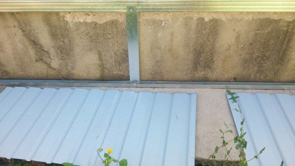 Нарезаем полоски из профиля по размеру промежутка. Нарезаем полоски из профиля по размеру промежутка.