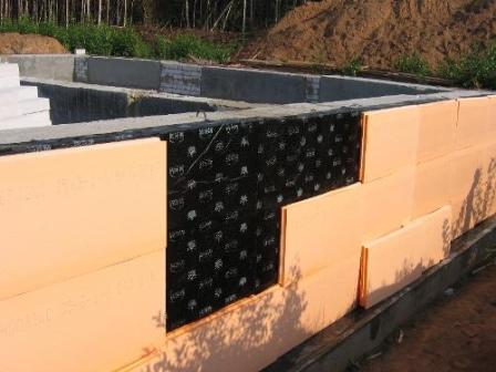 Наружное утепление стен поверх гидроизоляции предполагает установку защитного слоя для дренажа