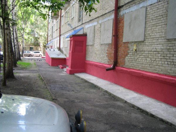 Окрашенный цоколь многоэтажки Окрашенный цоколь многоэтажки