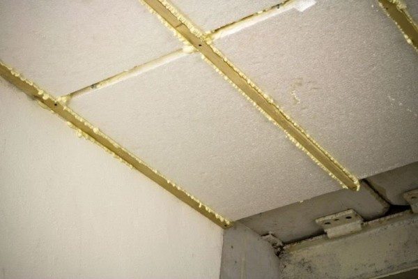 Пенопласт может использоваться как на стенах, так и на потолке Пенопласт может использоваться как на стенах, так и на потолке