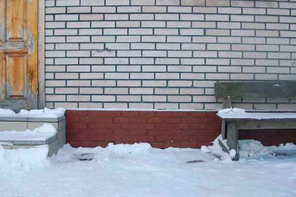 Полимерпесчаная плитка для отделки цоколя очень удобна в обслуживании Полимерпесчаная плитка для отделки цоколя очень удобна в обслуживании