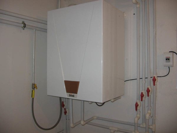Проще всего установить настенный газовый котел. Проще всего установить настенный газовый котел.