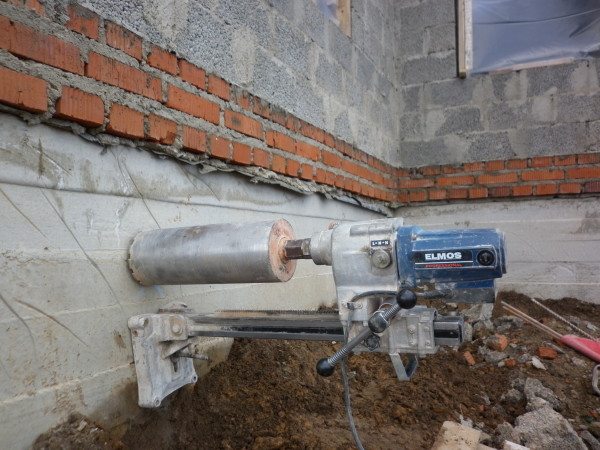 С помощью специального оборудования можно просверлить отверстия даже в самых толстых фундаментах С помощью специального оборудования можно просверлить отверстия даже в самых толстых фундаментах
