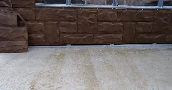 Внизу оставлен зазор под тротуарную плитку Внизу оставлен зазор под тротуарную плитку