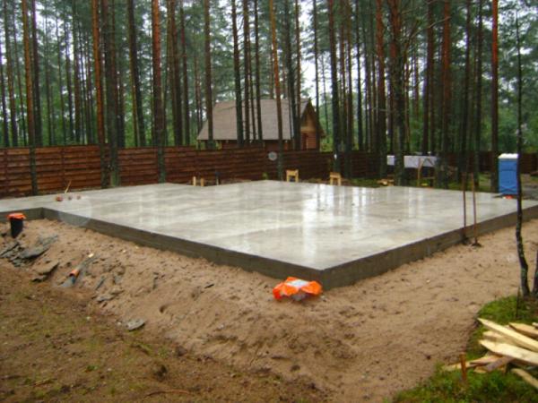 Монолитная плита может стать прекрасным основанием для любого строения Монолитная плита может стать прекрасным основанием для любого строения