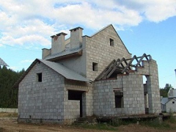 Пеноблоки без отделки со временем темнеют Пеноблоки без отделки со временем темнеют