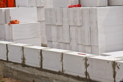Второй горизонтальный ряд лучше укладывать через 5-6 дней, чтобы цементный раствор полностью затвердел Второй горизонтальный ряд лучше укладывать через 5-6 дней, чтобы цементный раствор полностью затвердел