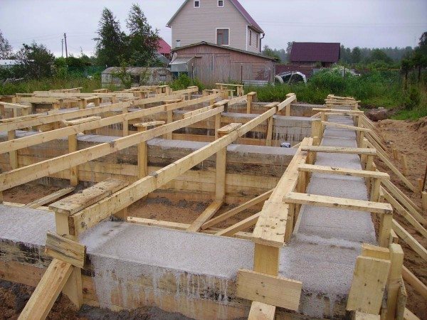 Залитый бетоном фундамент Залитый бетоном фундамент