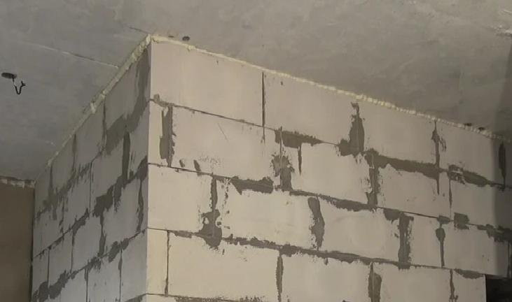 Окончание возведения стен из керамзитовых блоков