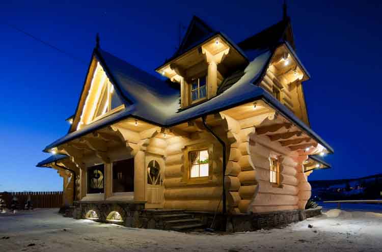 Деревянный дом ночью