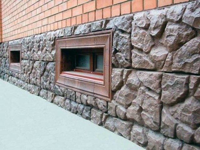 Защитить цоколь от влаги и промерзания можно как на этапе строительства, так и при эксплуатации постройки