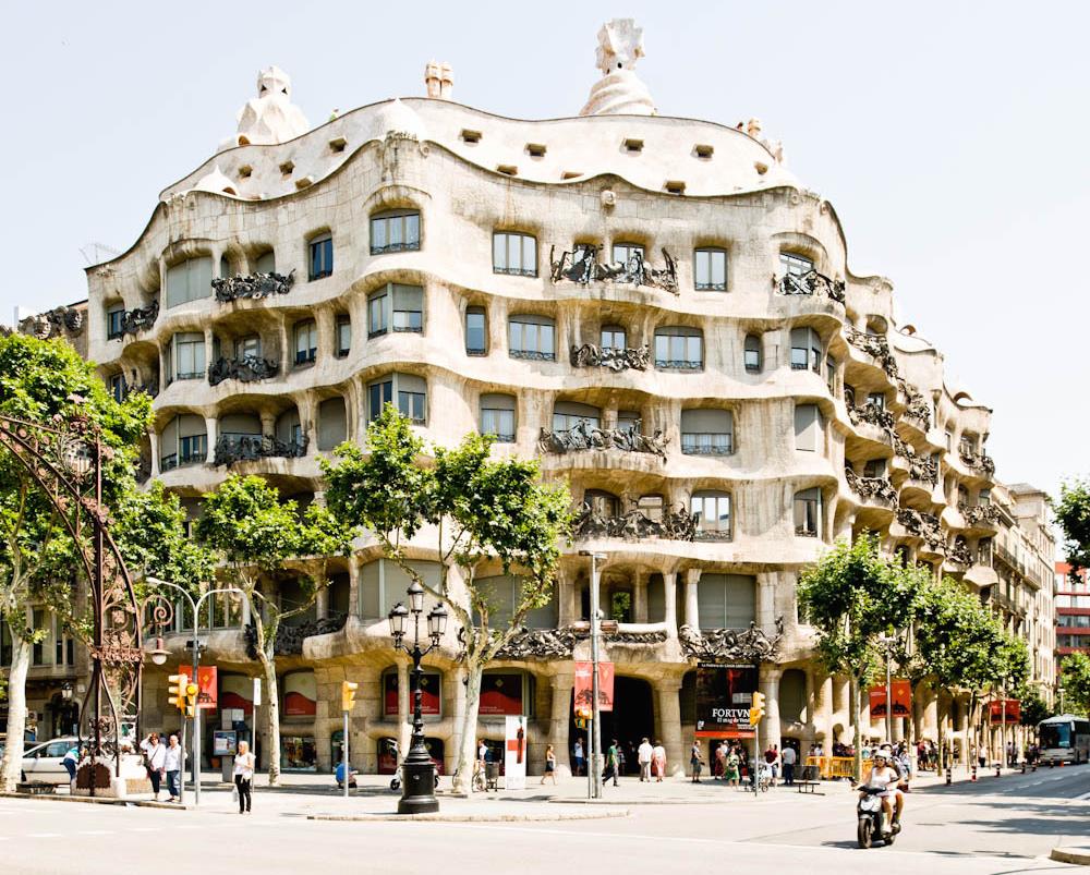 Casa Milà в Барселоне - творение Антонио Гауди — pr-flat.ru Самые необычные жилые комплексы и дома в мире — pr-flat.ru