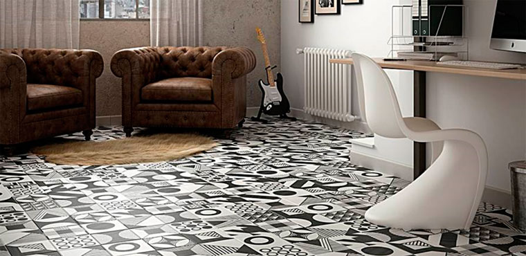 Черно-белая плитка на полу в интерьере – фото
