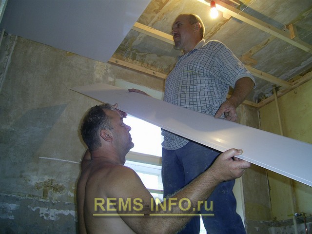 Монтаж панелей ПВХ на потолок.