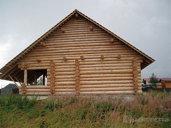 самцовый фронтон на деревянном доме