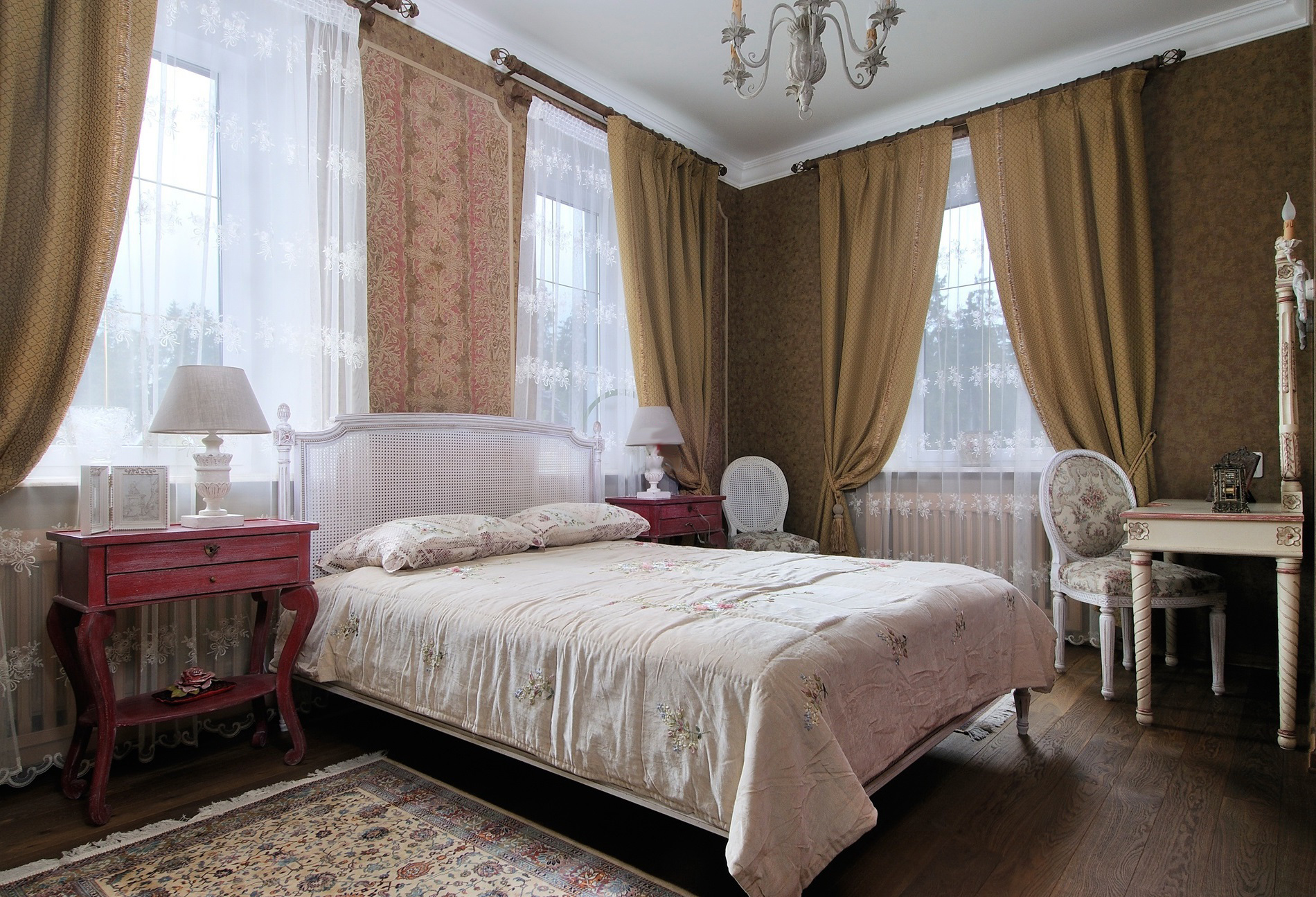 Уютная просторная спальня во французском стиле