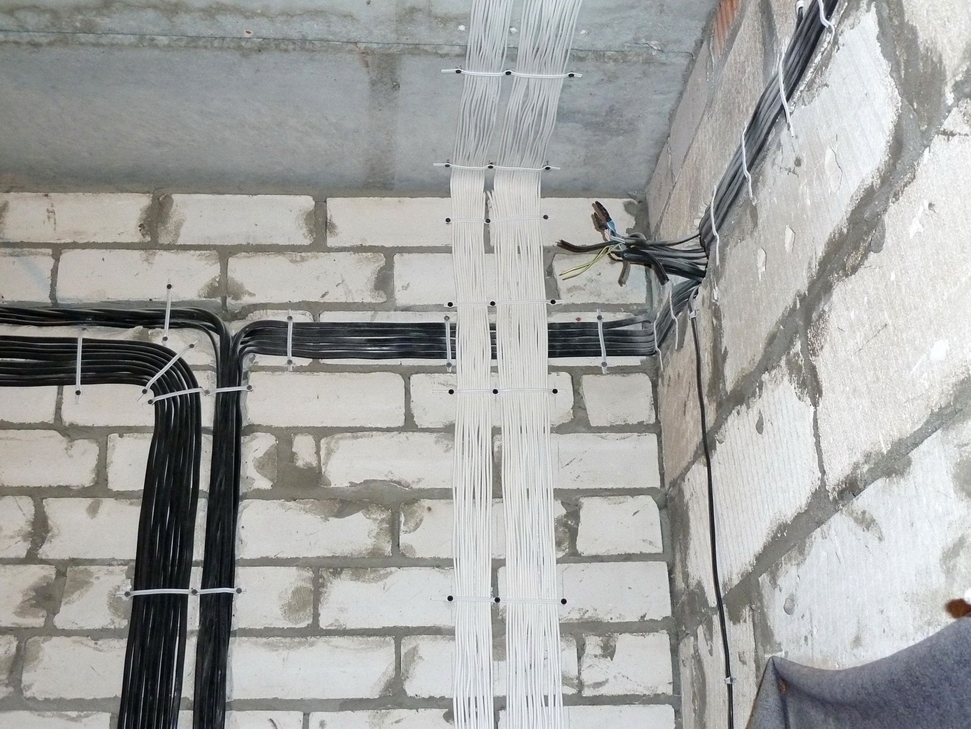 Разводка электропроводки на потолок
