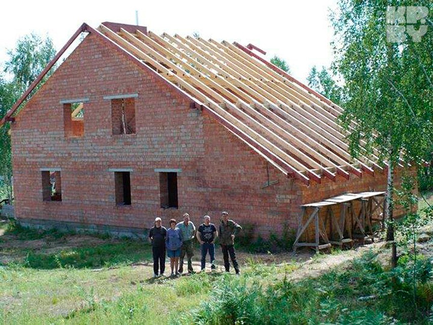 Прежде чем укладывать кровельный материал, проверьте размеры будущей крыши - они могут отличаться от того, что прописано в документах. Фото: Ольга АНТИПЕНКО