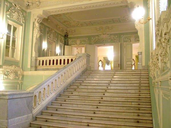 Лестница таких размеров в небольшом коттедже будет явно избыточной. В статье мы постараемся найти разумный минимум. Лестница таких размеров в небольшом коттедже будет явно избыточной. В статье мы постараемся найти разумный минимум.