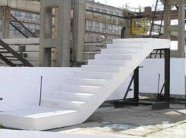 Ну, кто сказал, что ЖБИ лестница – грубая, тяжеловесная конструкция. Вот такой, идеально белый вид, имеют православные храмы на Ближнем Востоке – Сирии, Израиле, Египте