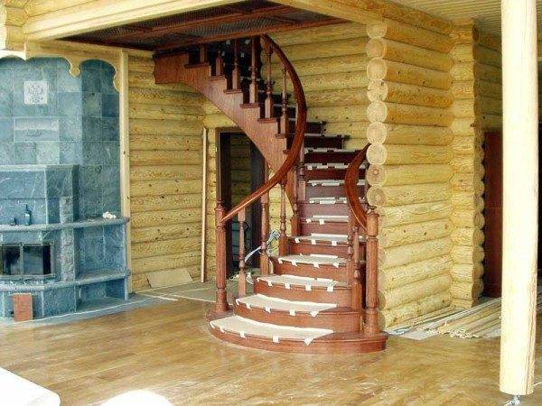 Разнообразие деревянных лестниц безгранично, вы вряд ли встретите одинаковые конструкции и двух соседей, да и в ближайших домах Разнообразие деревянных лестниц безгранично, вы вряд ли встретите одинаковые конструкции и двух соседей, да и в ближайших домах