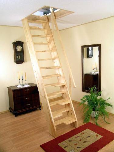 В крутых лестницах обычно используется «утиный шаг», когда ступени, для удобства, имеют вырезы под ноги