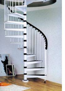 Винтовая лестница, в частности, именно эта – относится к крутым конструкциям