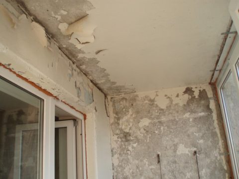 Такой потолок перед гидроизоляцией необходимо очистить Такой потолок перед гидроизоляцией необходимо очистить