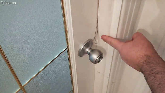 Как открыть запертую дверь без ключа