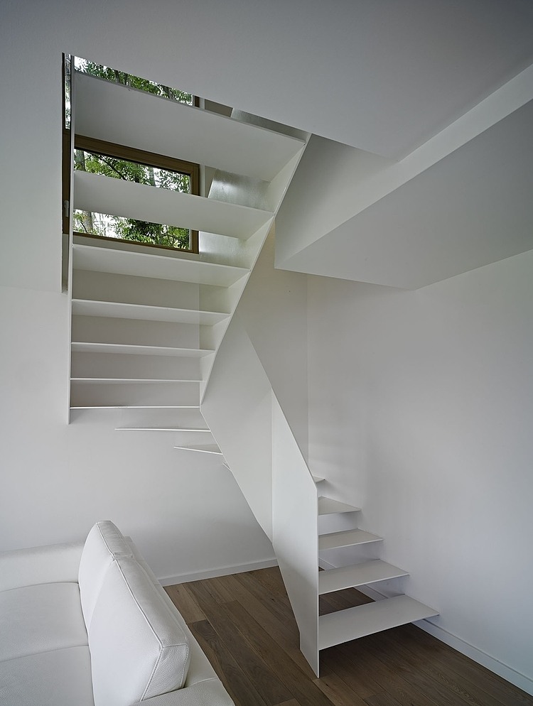 белая лестница в двухуровневом доме