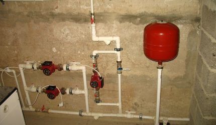 Ввариант расположения расширительного бачка Установка мембранного бака