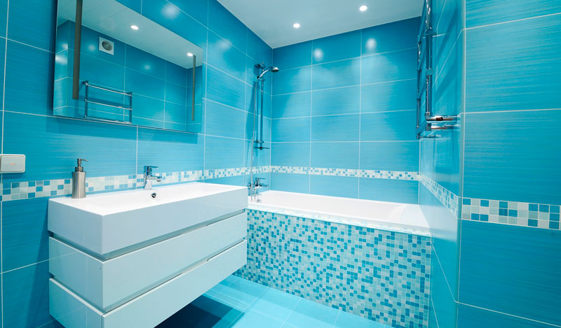 Ванная отделанная голубой плиткой