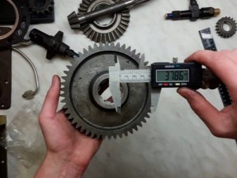 Каковы минимальная и максимальная скорости мотоблока и как их регулировать?
