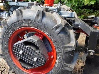 Каковы минимальная и максимальная скорости мотоблока и как их регулировать?