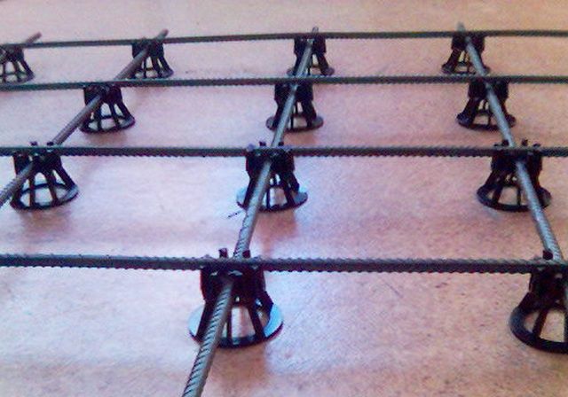 Удобные полимерные стоечки для установки арматурной сетки