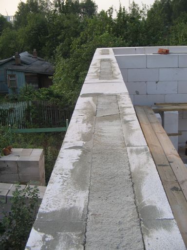 Вкладываем металлокаркас в проем между газоблоками и заливаем бетоном