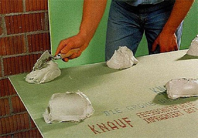 Горки клея , выложенные на лист ГКЛ