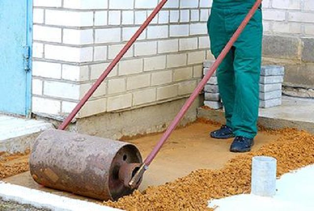 Уплотнение песчаного слоя ручным катком
