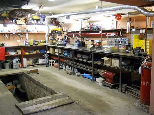 Помещение гаража предоставляет гораздо больше возможностей для обустройства мастерской.